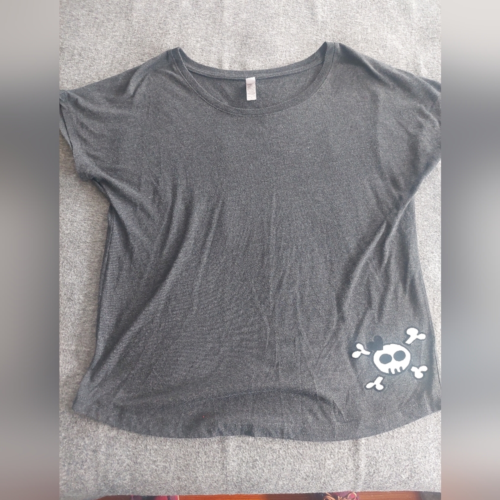 Next Level gray wash short sleeve tee with cute skull‎ size large